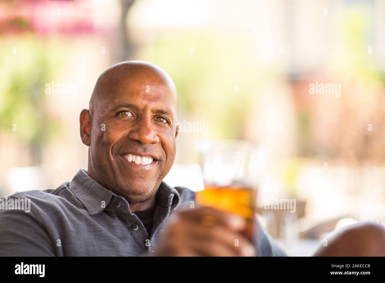 Young African American man de boire dans un restaurant. Banque D'Images