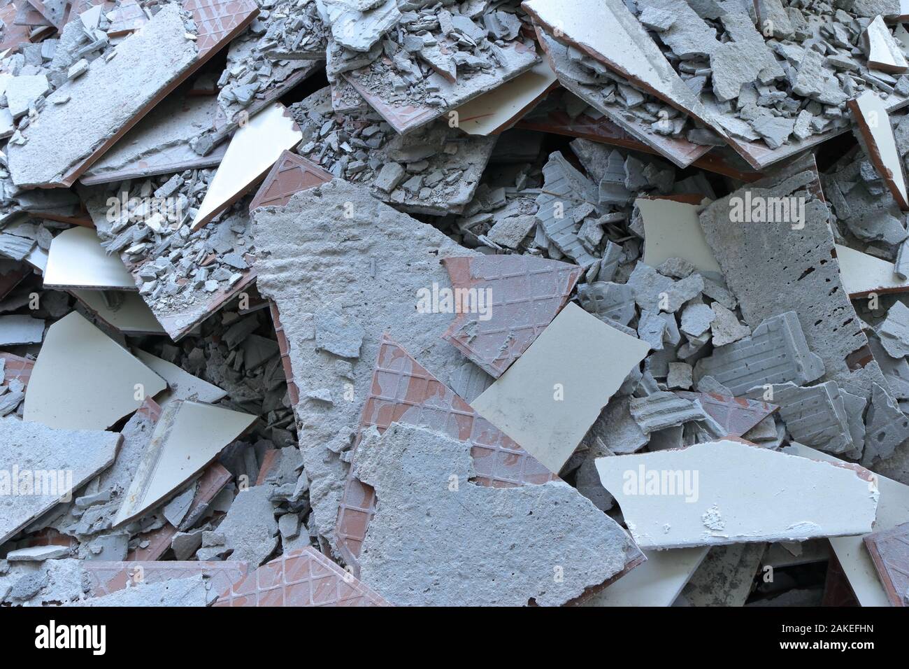 Libre jeté tas de gravats se compose principalement de morceaux de carreaux cassés, jetés au chantier pendant la réparation et rénovation Banque D'Images