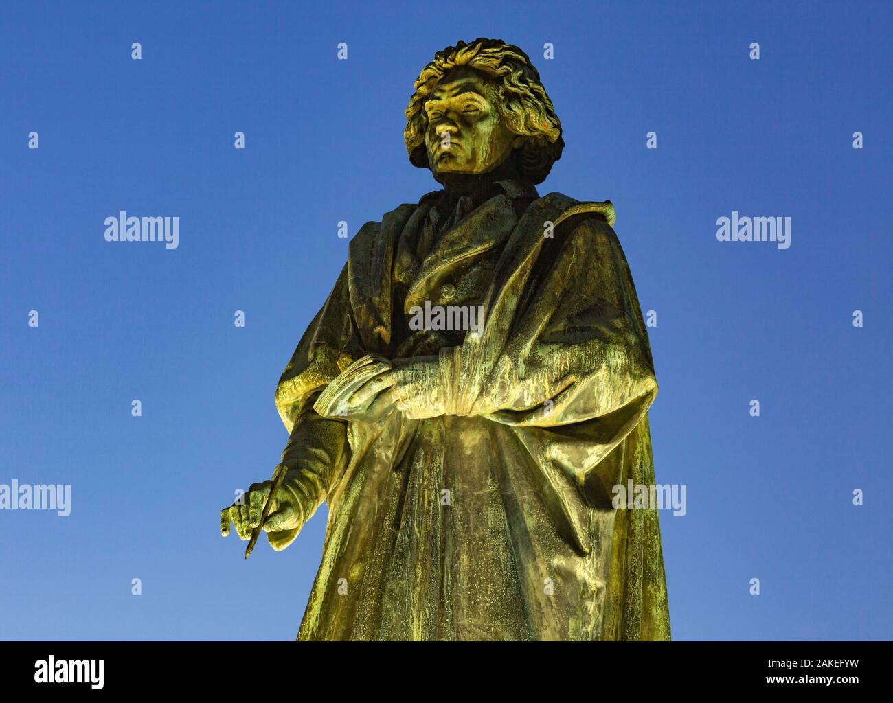D-Bonn, Rhin, Sieg, Kottenforst, réserve naturelle, Rhénanie du Nord-Westphalie, Rhénanie, NRW, memorial Beethoven à la Cathédrale Square, statue, Ludwig van Beethoven, compositeur et pianiste, la musique classique, l'humeur du soir, heure bleue, illumination Banque D'Images