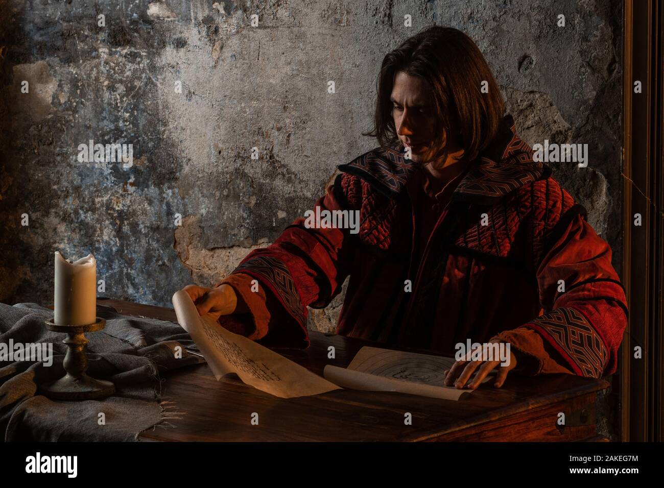 Histoire des connaissances scientifiques, le concept. Un jeune homme à l'image du scientifique travaille avec des manuscrits. Banque D'Images