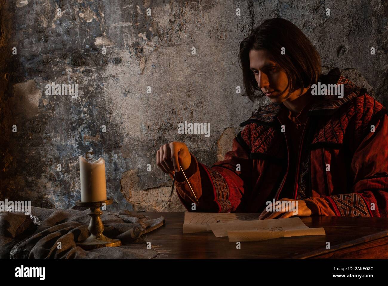 Histoire des connaissances scientifiques, le concept. Un jeune homme à l'image du scientifique travaille avec des manuscrits. Banque D'Images