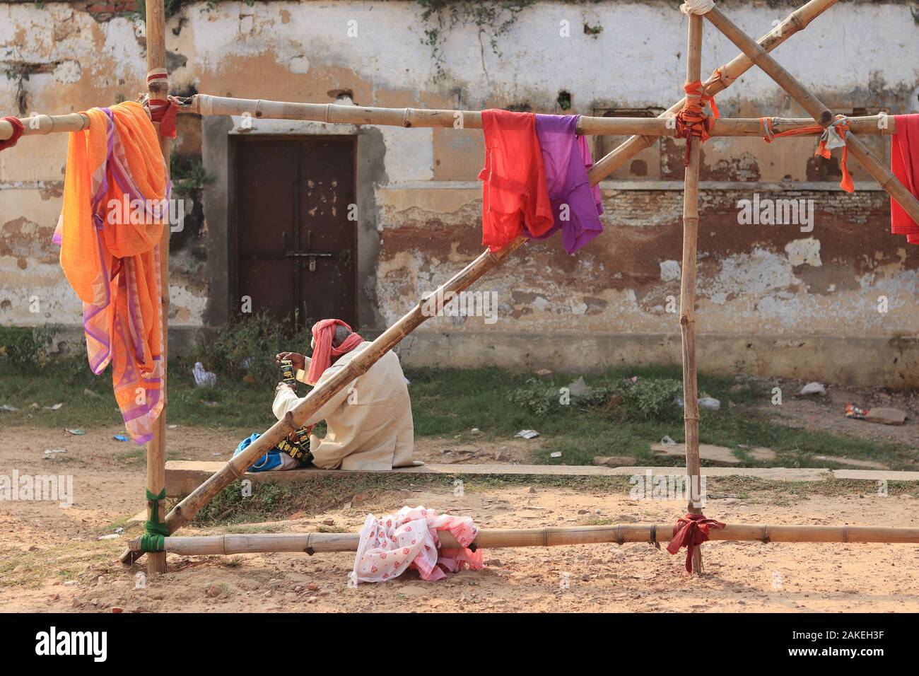 Chai et de vendeur de café est assis près de la structure en bambou Banque D'Images