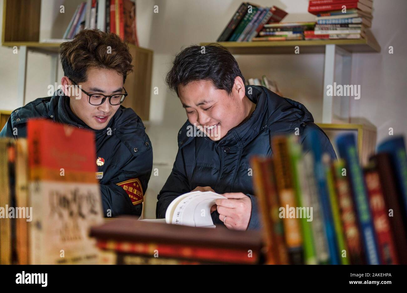 (200109) -- BAOJI, le 9 janvier 2020 (Xinhua) -- les membres du personnel de discuter de l'écriture de poésie à la gare la plus Qingshiya dans leur temps de loisir dans la ville de Baoji, Province de Shaanxi, dans le nord-ouest de la Chine, le 7 janvier 2020. La gare la plus Qingshiya est au sommet de montagnes Qinling sur le premier chemin de fer électrifié, Baoji - Chengdu railway. Entouré de falaises, le 'cloud station' se compose de seulement deux pistes et sert comme un court arrêt pour le passage des trains sur la voie ferrée. Petit comme il est, la station dispose de tous les organes vitaux. Pour garantir le fonctionnement de la gare, les membres du personnel de la station sont w Banque D'Images