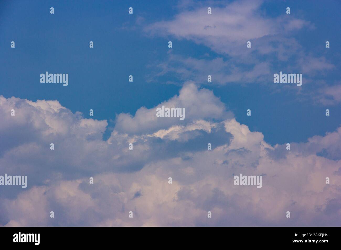 Ciel bleu avec des nuages blancs, ciel bleu, l'arrière-plan copy space Banque D'Images