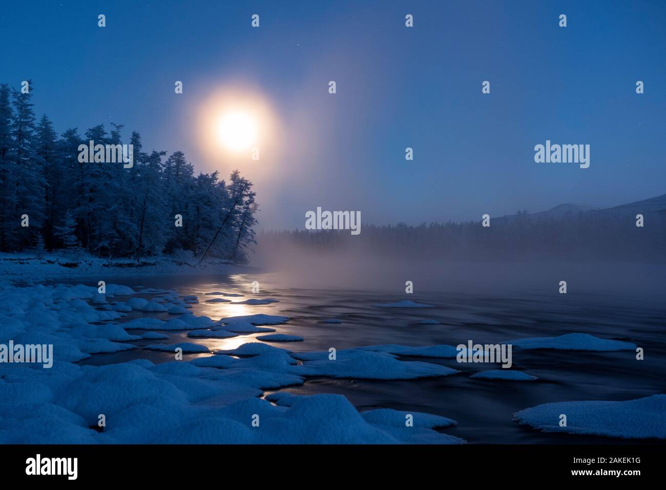 Lever de lune au crépuscule, Putoransky State Nature Reserve, Plateau Putorana, Sibérie, Russie Banque D'Images