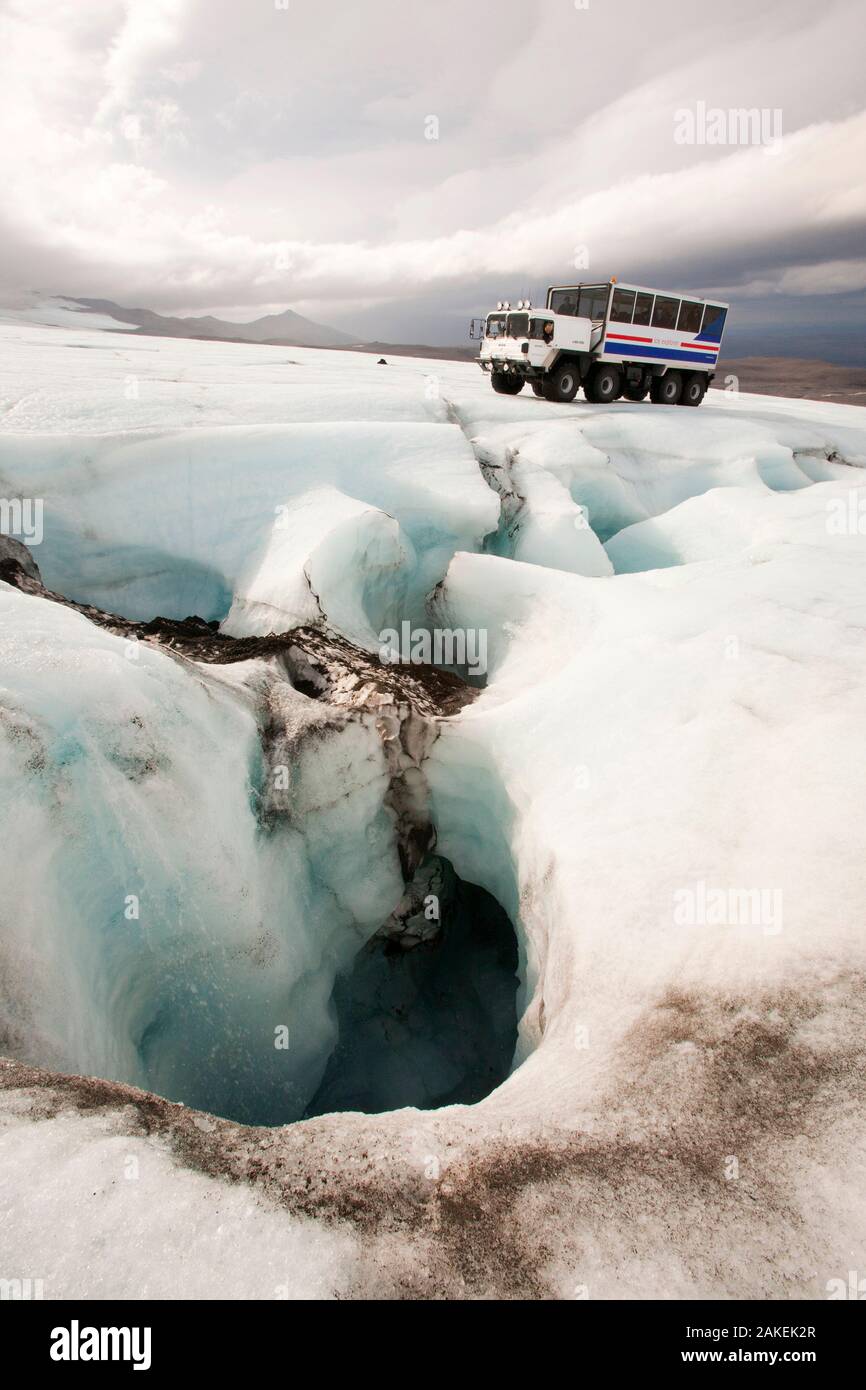 Ice explorer vingt tonnes chariot à côté d'un moulin, ou de puits pour trou de fonte. L'Islande, septembre 2010. Banque D'Images