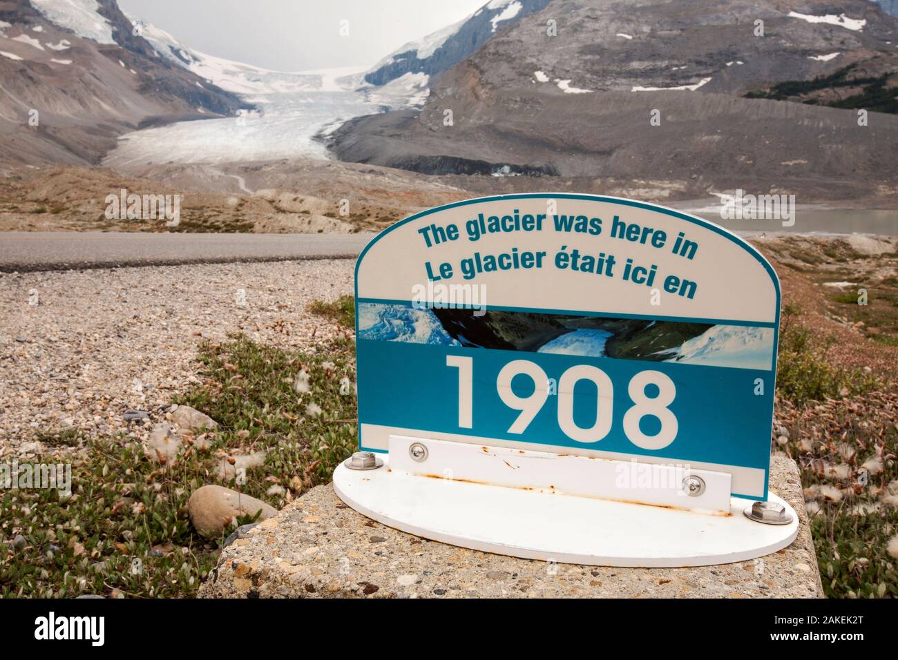 Pancarte "l'ancienne mesure du glacier Athabasca. Le glacier a perdu 60 pour cent de ses glaces au cours des 150 dernières années. Montagnes Rocheuses, Alberta, Canada. Août 2012. Banque D'Images