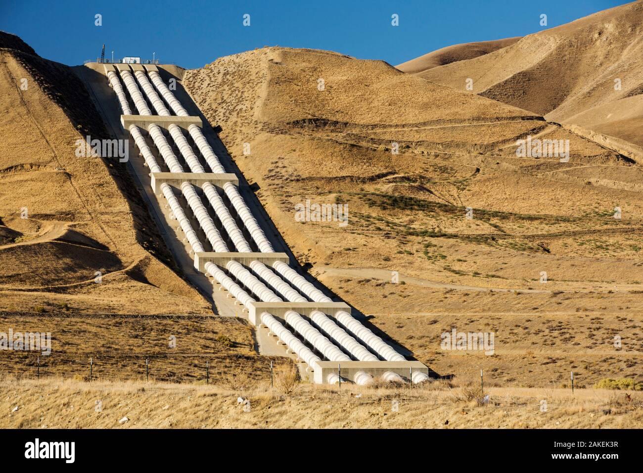 Envoi de la station de pompage en montée de l'eau sur les montagnes de l'aquaduct de Californie qui apporte l'eau de neige dans les montagnes de la Sierra Nevada aux terres agricoles de la vallée centrale, en Californie, USA, septembre 2014. Banque D'Images