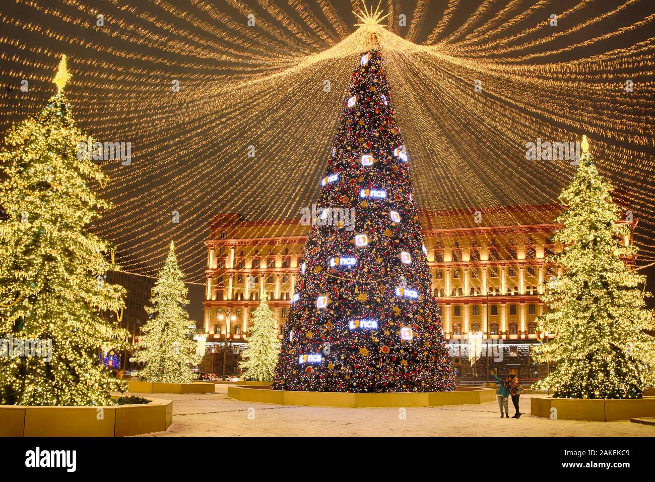 = Des arbres de Noël illuminés sous tente sur la nuit Loubianka  = les arbres de Noël sous un chapiteau illuminé de guirlandes remplies avec des milliers de conduit Banque D'Images
