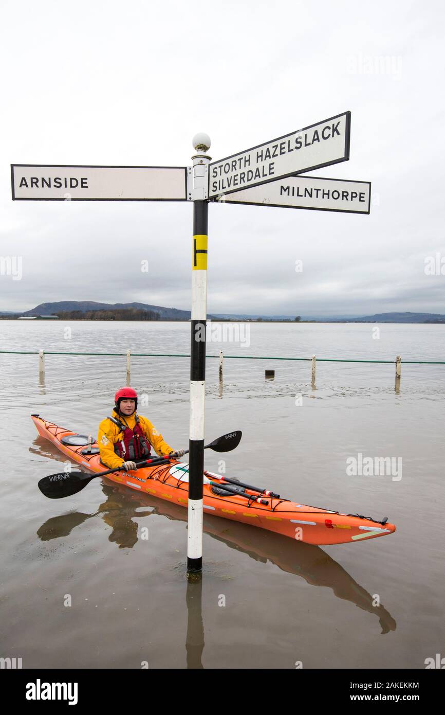 Les kayakistes dans les eaux des crues sur la route, à l'estuaire de Kent, Storth en Cumbria, UK, au cours de la tempête de janvier 2014 et la marée haute. Janvier 2014 Banque D'Images