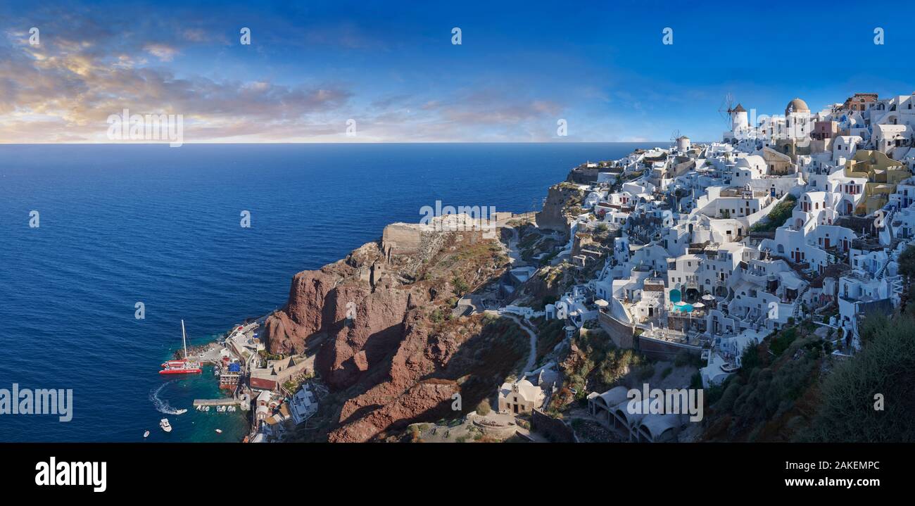 Vue panoramique des dômes bleus traditionnels église orthodoxe grecque d'Oia, l'île de Thira, Santorin, Grèce. Banque D'Images