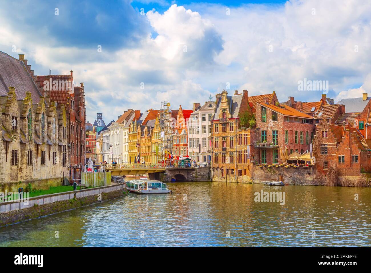 Gand, Belgique vieux maisons traditionnelles colorées panorama le long du canal et bateaux en destination touristique populaire Banque D'Images