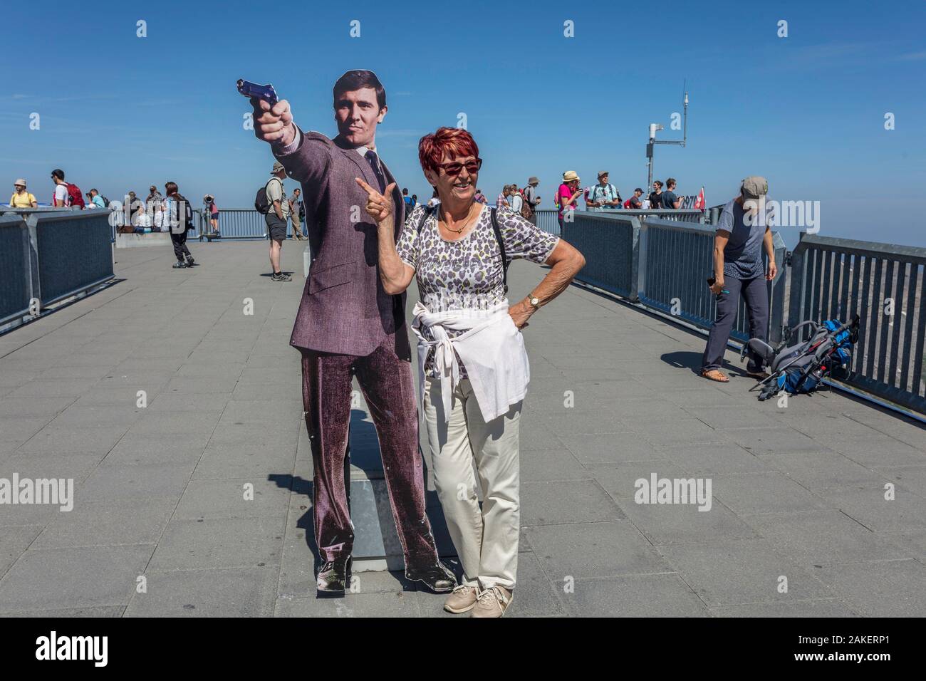 Une femme pose pour une photo imitant le personnage de James Bond dans le Schilthorn plate-forme. La Suisse Banque D'Images