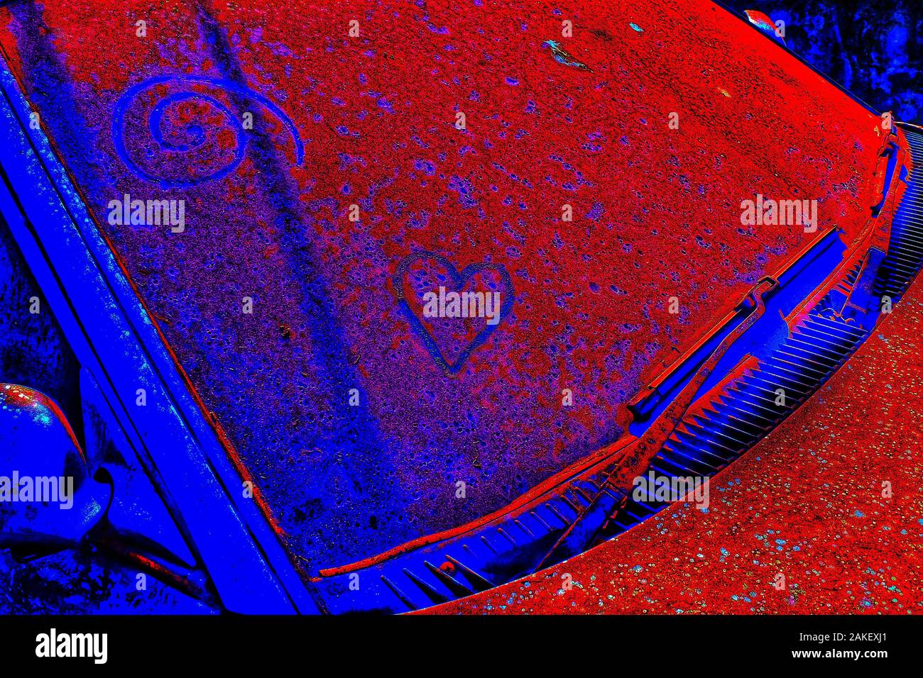 Forme de coeur et la sculpture en spirale sur l'apparence sale rouillé voiture inconnue. Le pop art ou peu d'inscription sur graffiti voiture abandonnée avec des tonnes de poussière. Banque D'Images