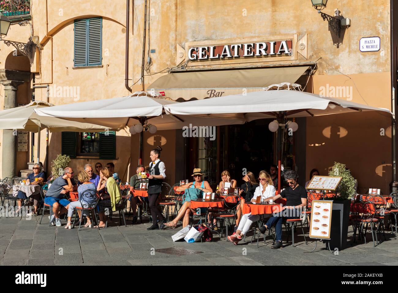 Dîner en plein air sur la Piazza San Michele, Lucca, Toscane, Italie. Banque D'Images