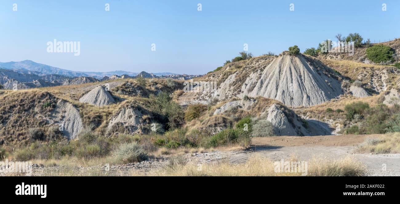 L'érosion des sols dénudés sur le paysage vallonné du Sud de l'Apennin , tourné en été lumineux lumière près de Roccanova, Potenza, Basilicate, Italie Banque D'Images