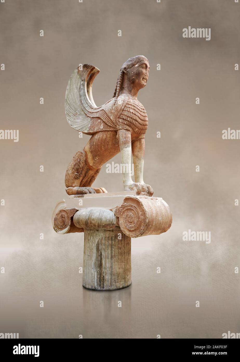 La sculpture grecque antique archaïque d'un Sphinx à l'origine sur le haut de la colonne de Naxos, 570-560 avant J.-C., Musée National Archéologique de Delphes. Banque D'Images