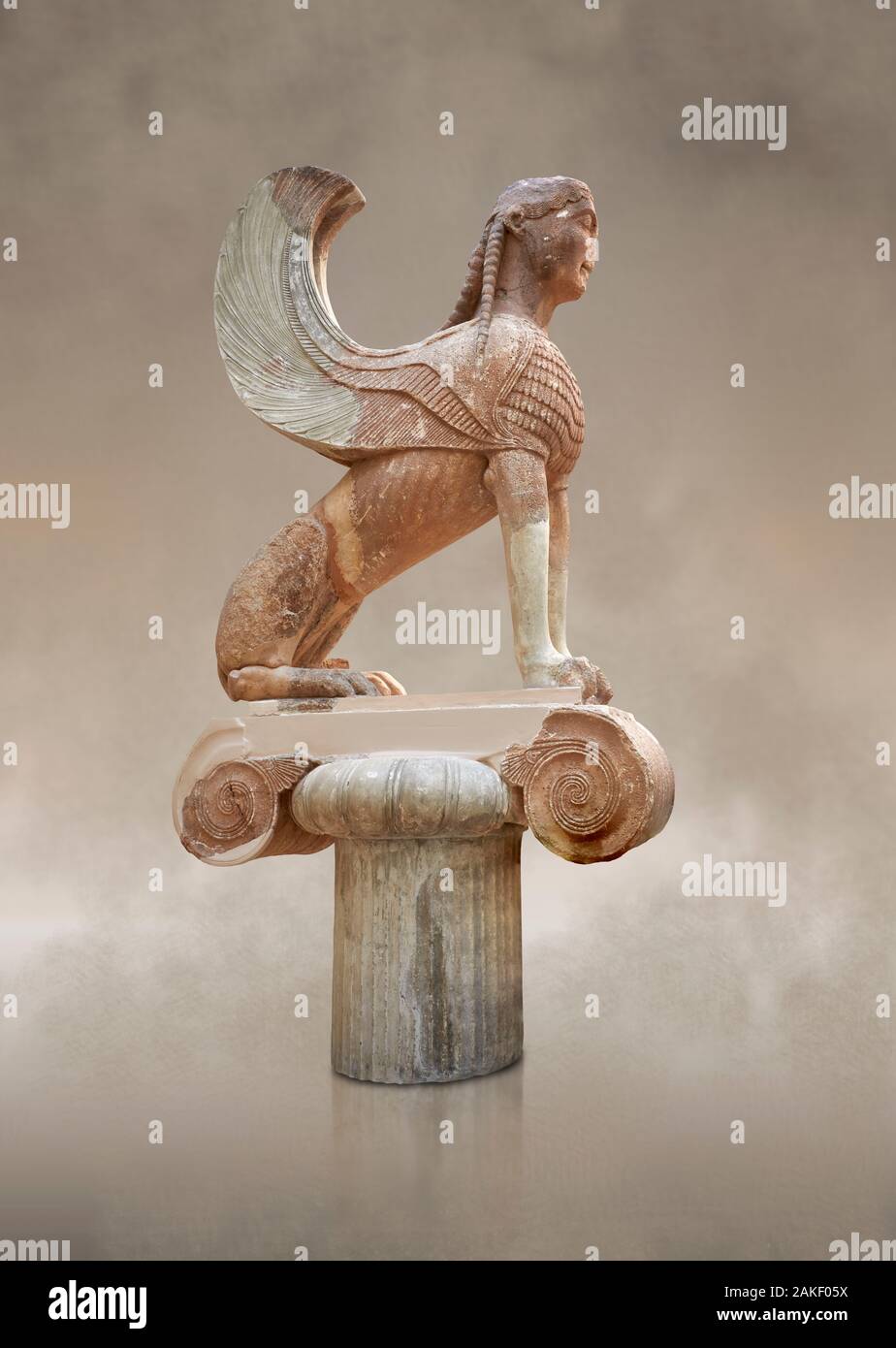 La sculpture grecque antique archaïque d'un Sphinx à l'origine sur le haut de la colonne de Naxos, 570-560 avant J.-C., Musée National Archéologique de Delphes. Banque D'Images