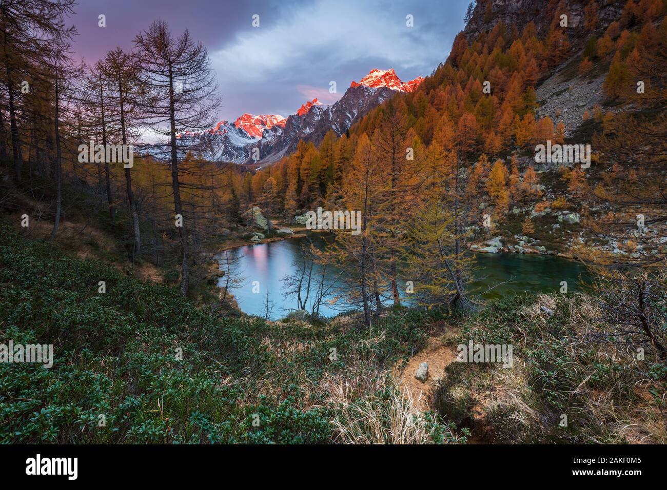 Lago delle streghe au lever du soleil, Parco Naturale dell'Alpe Veglia e dell'Alpe Devero, Verbano Cusio Ossola, Piémont, Italie, Europe du Sud Banque D'Images