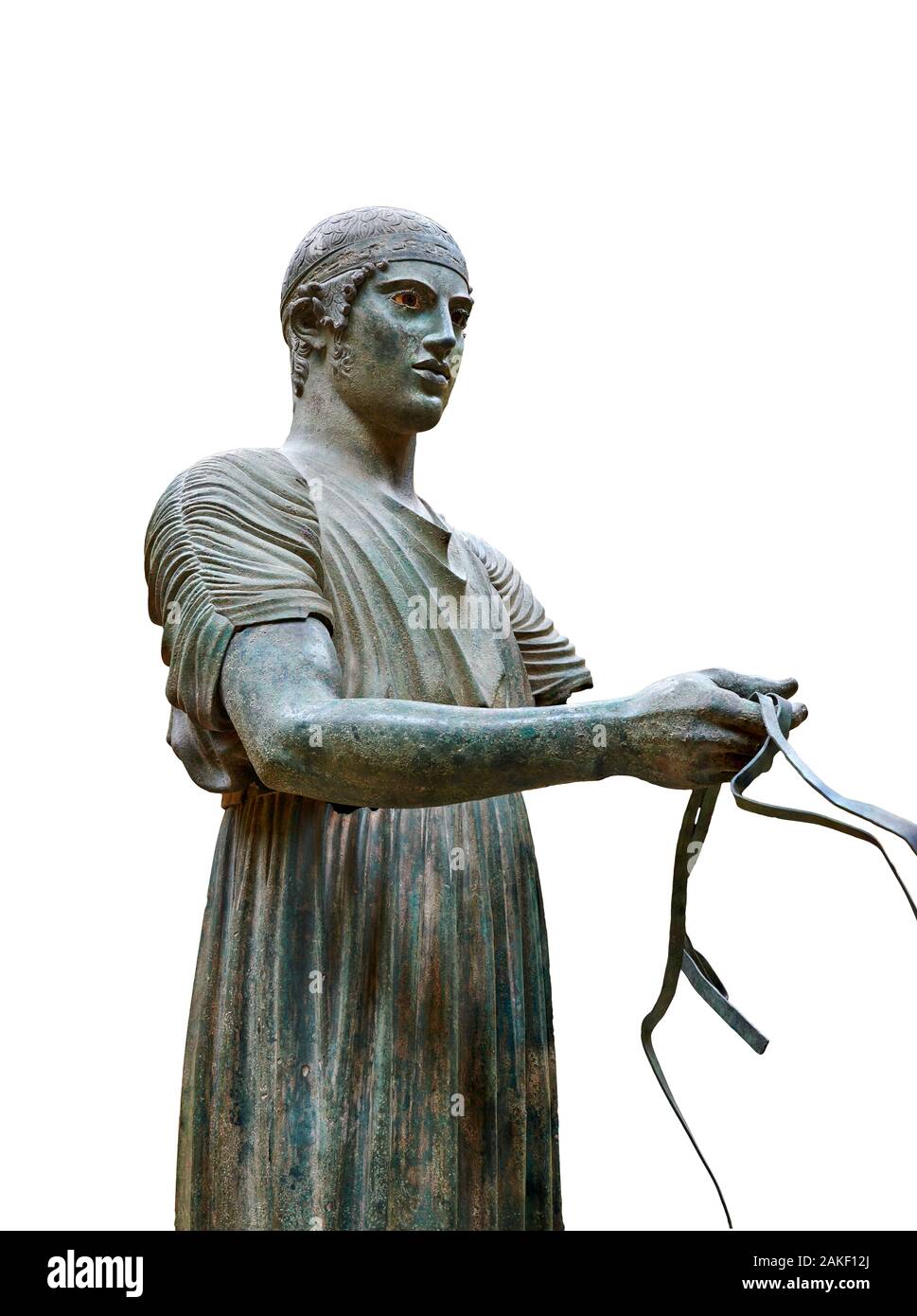 Grec ancien style sévère sculpture en bronze d'un conducteur de char, 480-460 avant J.-C., Musée National Archéologique de Delphes. Contre le blanc. Le conducteur est un r Banque D'Images