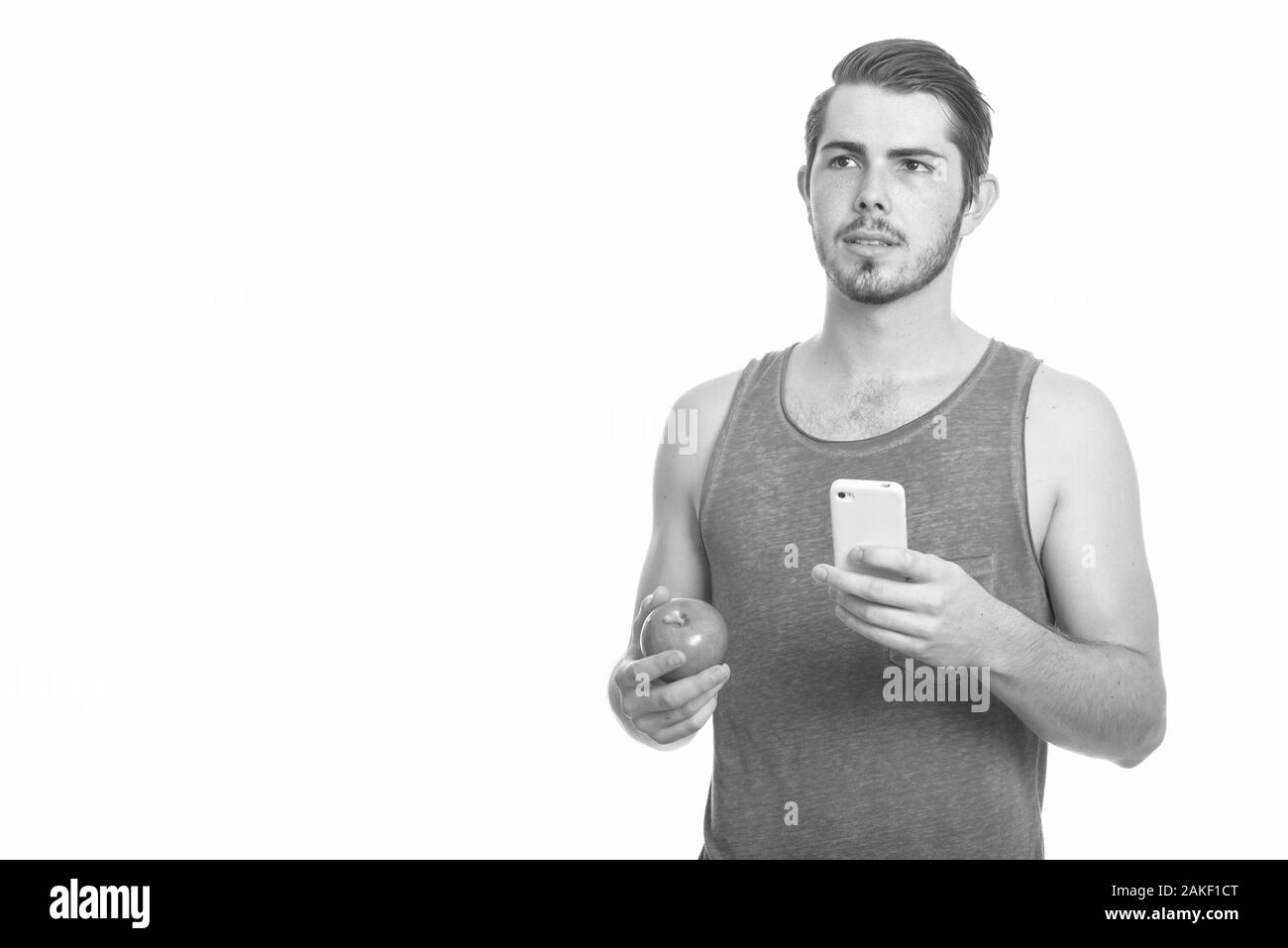 Portrait de jeune homme barbu en noir et blanc Banque D'Images