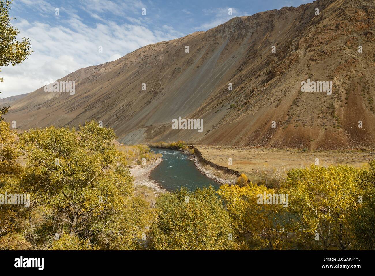 Kokemeren, rivière Kyzyl-Oi Kirghizistan, rivière de montagne, paysage d'automne Banque D'Images