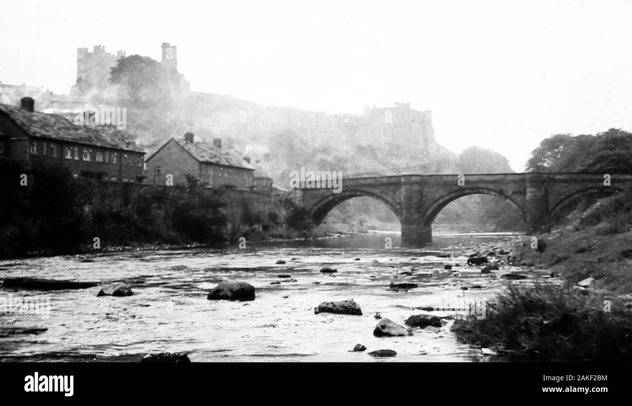 Rigole de la rivière et le château, Richmond, Yorkshire au 1940/50s Banque D'Images