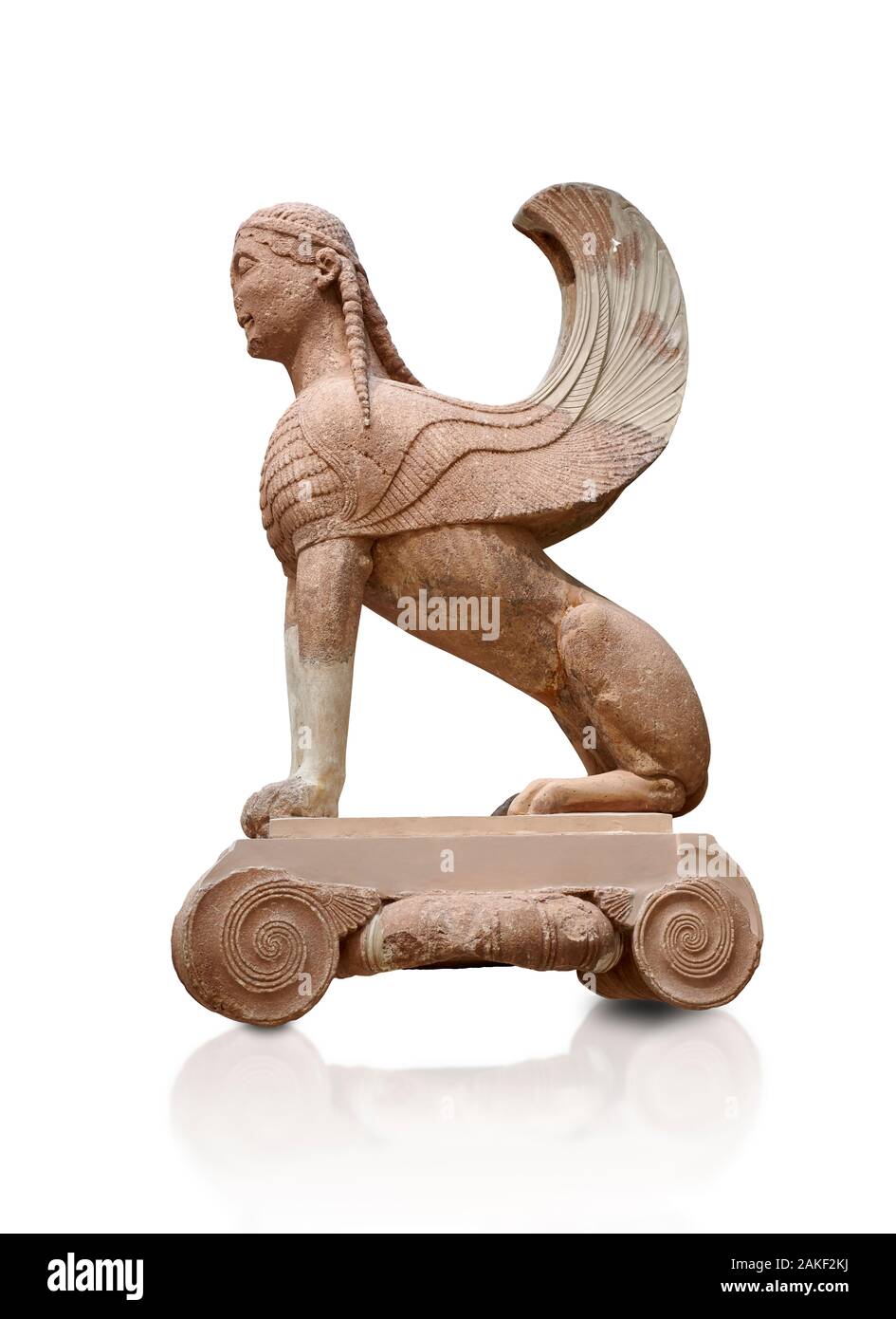 La sculpture grecque antique archaïque d'un Sphinx à l'origine sur le haut de la colonne de Naxos, 570-560 avant J.-C., Musée National Archéologique de Delphes. Contre whit Banque D'Images