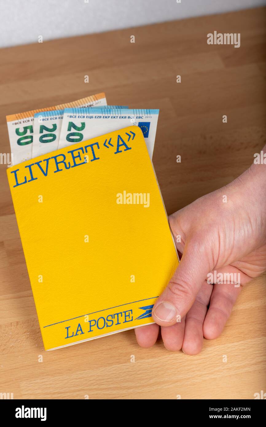 Paris, France - 09 janvier 2020 : Livret A, 'La Poste' livre d'épargne  postale dans la main d'une personne Photo Stock - Alamy