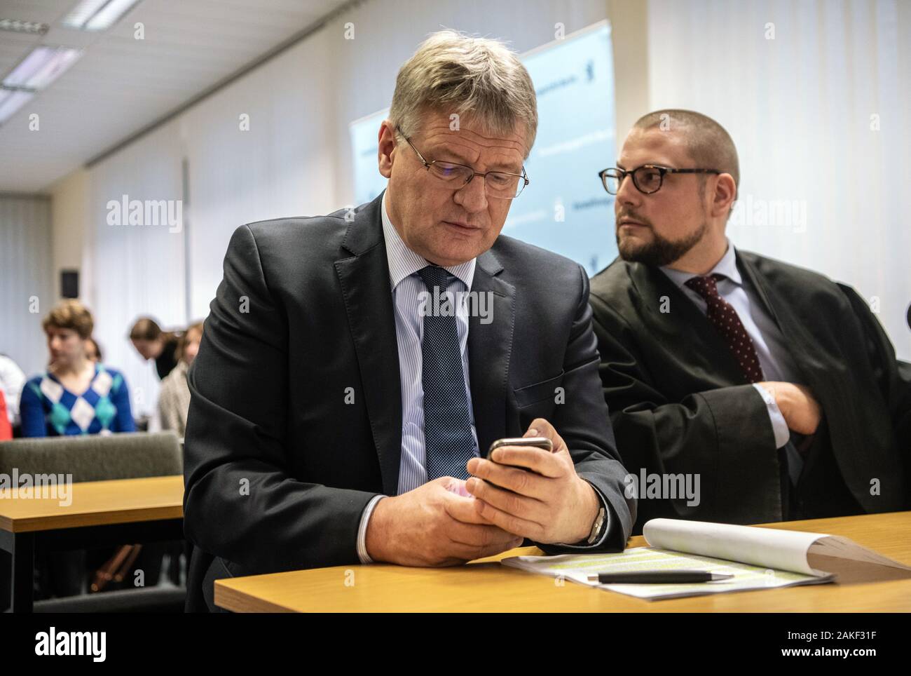 Berlin, Allemagne. 09Th Jan, 2020. Le président de l'AfD Jörg Meuthen (l) est en attente avec son avocat Christian Conrad pour le début du procès, le trafic illégal présumé de campagne électorale, l'assistance à son parti. Crédit : Paul Zinken/dpa/Alamy Live News Banque D'Images