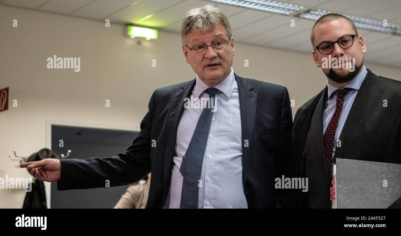 Berlin, Allemagne. 09Th Jan, 2020. Le président de l'AfD Jörg Meuthen (l) est en attente avec son avocat Christian Conrad pour le début du procès, le trafic illégal présumé de campagne électorale, l'assistance à son parti. Crédit : Paul Zinken/dpa/Alamy Live News Banque D'Images