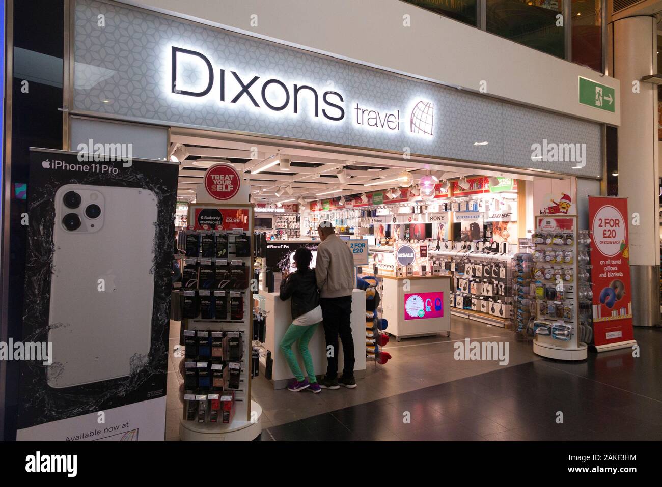 Dixons Travel shop / Airside Retail store à l'aéroport de Gatwick North terminal. Londres. ROYAUME-UNI. (115) Banque D'Images