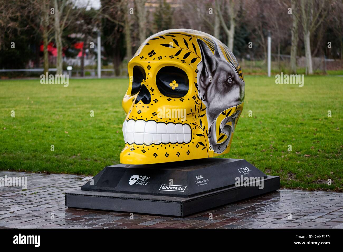 PARIS, FRANCE - 8 janvier 2020 : 'Mexicraneos' exposition de crânes géant peint et décoré par des artistes mexicains détenus dans le Parc de la Villette. Banque D'Images