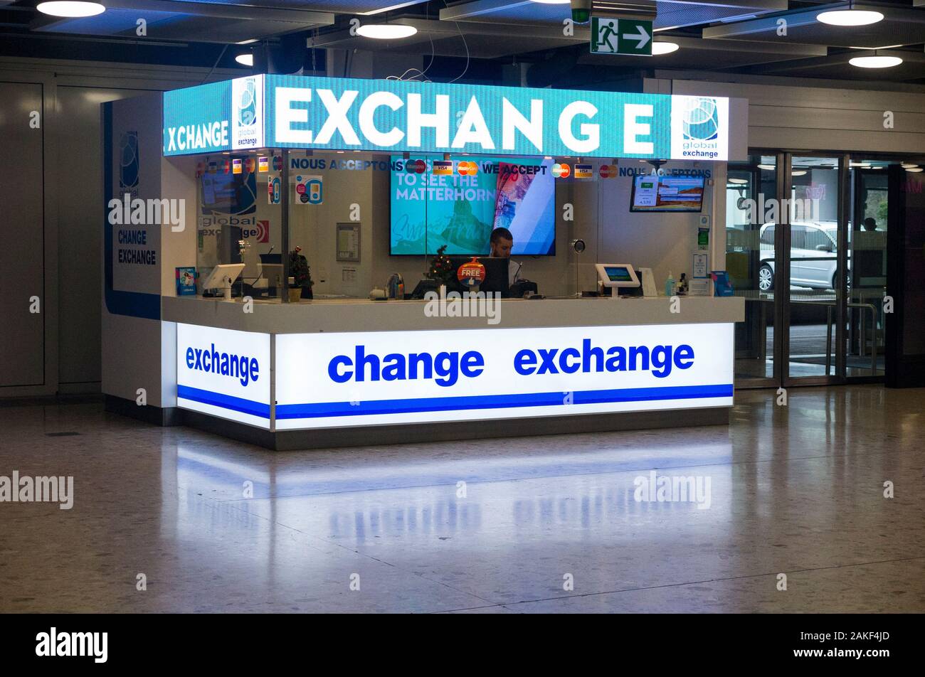 Bureau de change du Global Exchange Foreign Exchange Service Bureau de  change à l'arrivée / hall principal / zone des arrivées de l'aéroport de  Genève. Suisse. (115 Photo Stock - Alamy
