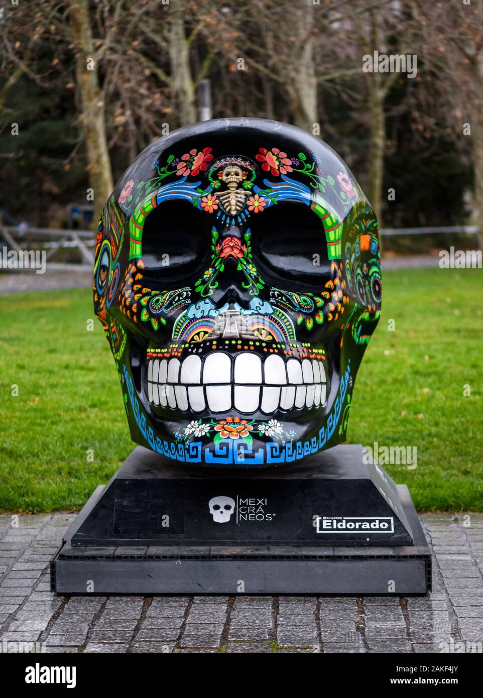 PARIS, FRANCE - 8 janvier 2020 : 'Mexicraneos' exposition de crânes géant peint et décoré par des artistes mexicains détenus dans le Parc de la Villette. Banque D'Images