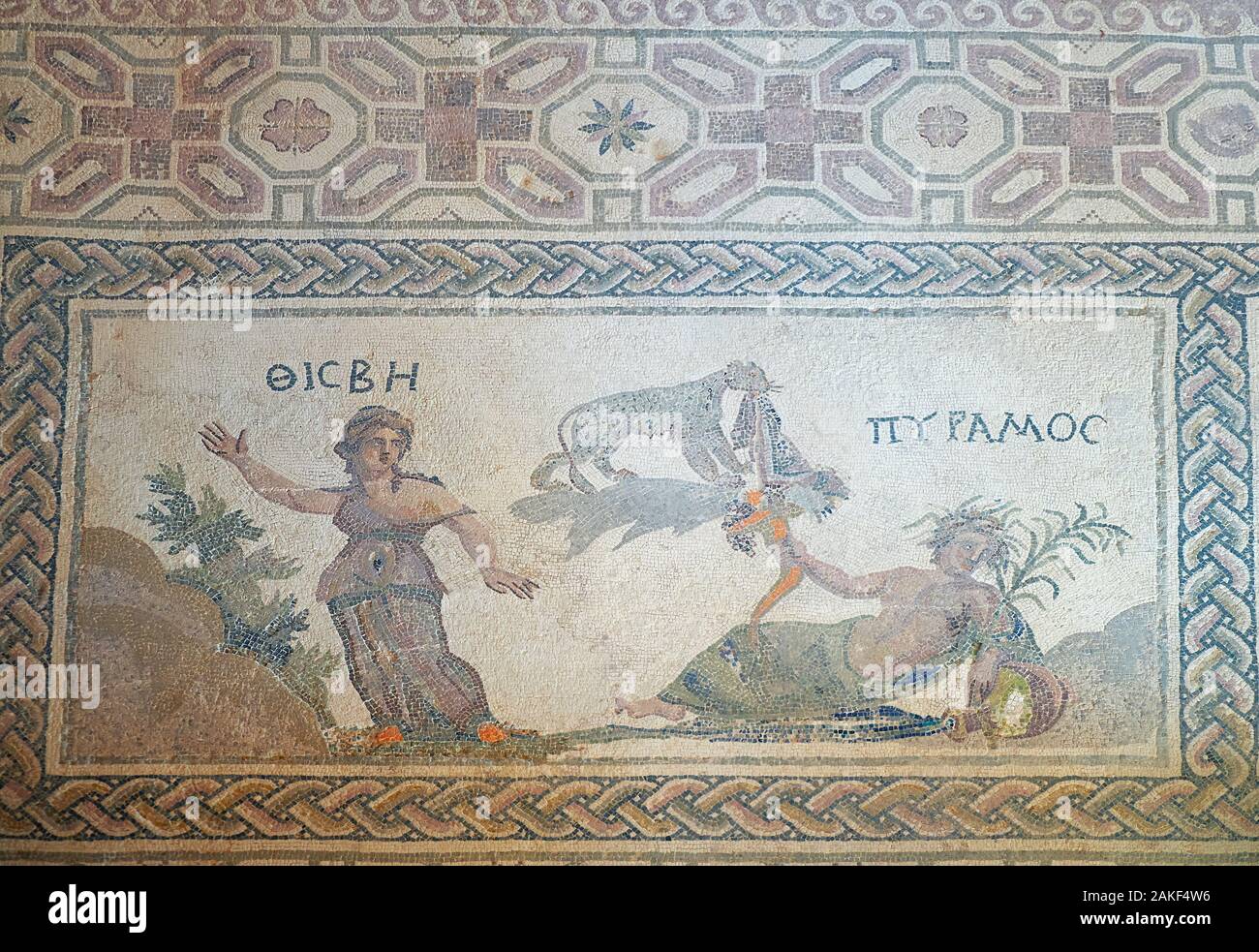 PAPHOS, Chypre - Juin 08, 2018 : marbre mosaïque représentant l'histoire d'amour myphological Pyramos et Thisbe dans la villa Dionysos. Archéologique de Paphos Banque D'Images