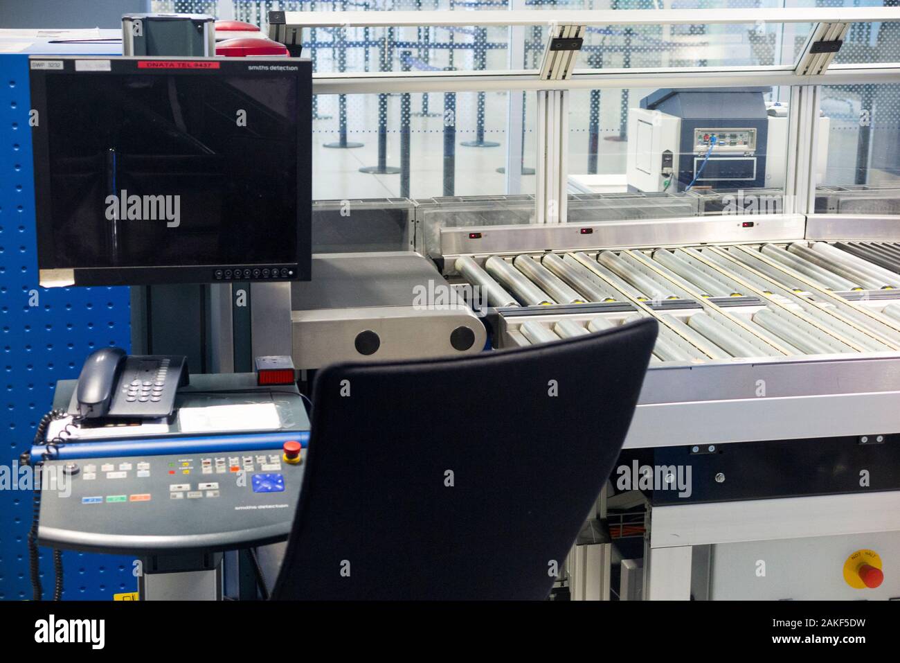 X-ray aéroport / X ray scanner des bagages Bagages sécurité et galets de roulement / courroie pour transporter des passagers Mallettes et sacs à travers la machine, faites par Smiths Detection. (115) Banque D'Images