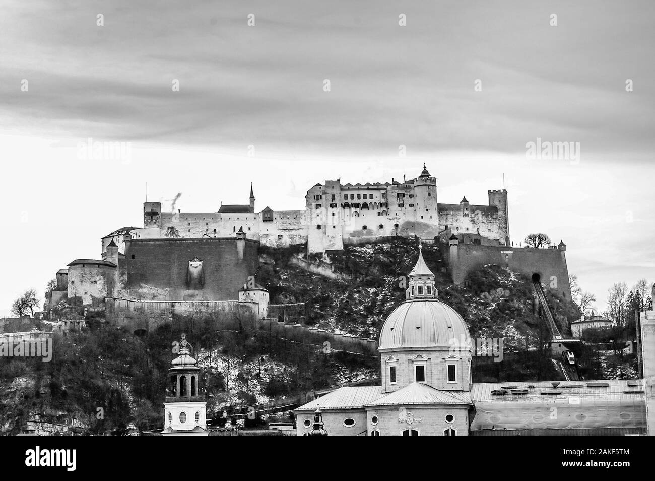 Vue de dessus sur la ville de Salzbourg et la forteresse de Hohensalzburg à Salzbourg Autriche, l'hiver. Le noir et blanc photo Banque D'Images