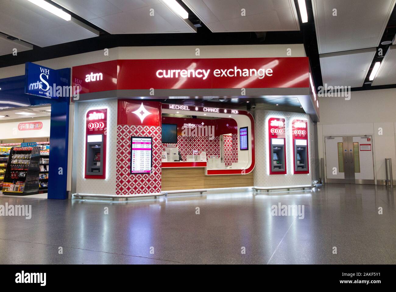 Bureau de change et un distributeur automatique de bureau, exploité par  Moneycorp ; Terminal, l'aéroport de Gatwick. LGW / port de l'air. UK.  Londres. (115 Photo Stock - Alamy