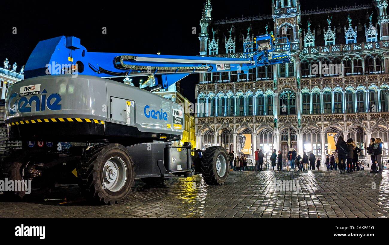 Bruxelles, Belgique, Italie - 15 novembre 2019 : Photo de nuit de la machine de levage de la flèche télescopique debout sur la Grand Place ou Grote Markt ou carrés ou Grand Banque D'Images