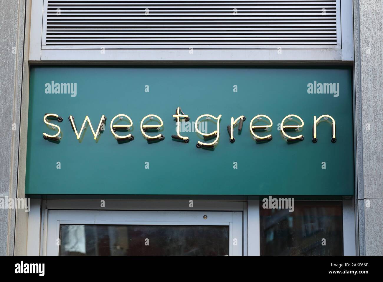 Sweetgreen un logo en néon jaune et vert fond dans leur magasin sur le Bowery à New York. Banque D'Images