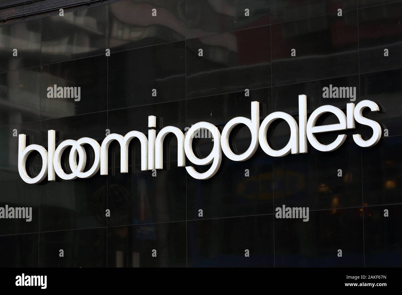 Un logo de bloomingdales placé sur un mur noir à leur magasin à New York, NY. Banque D'Images