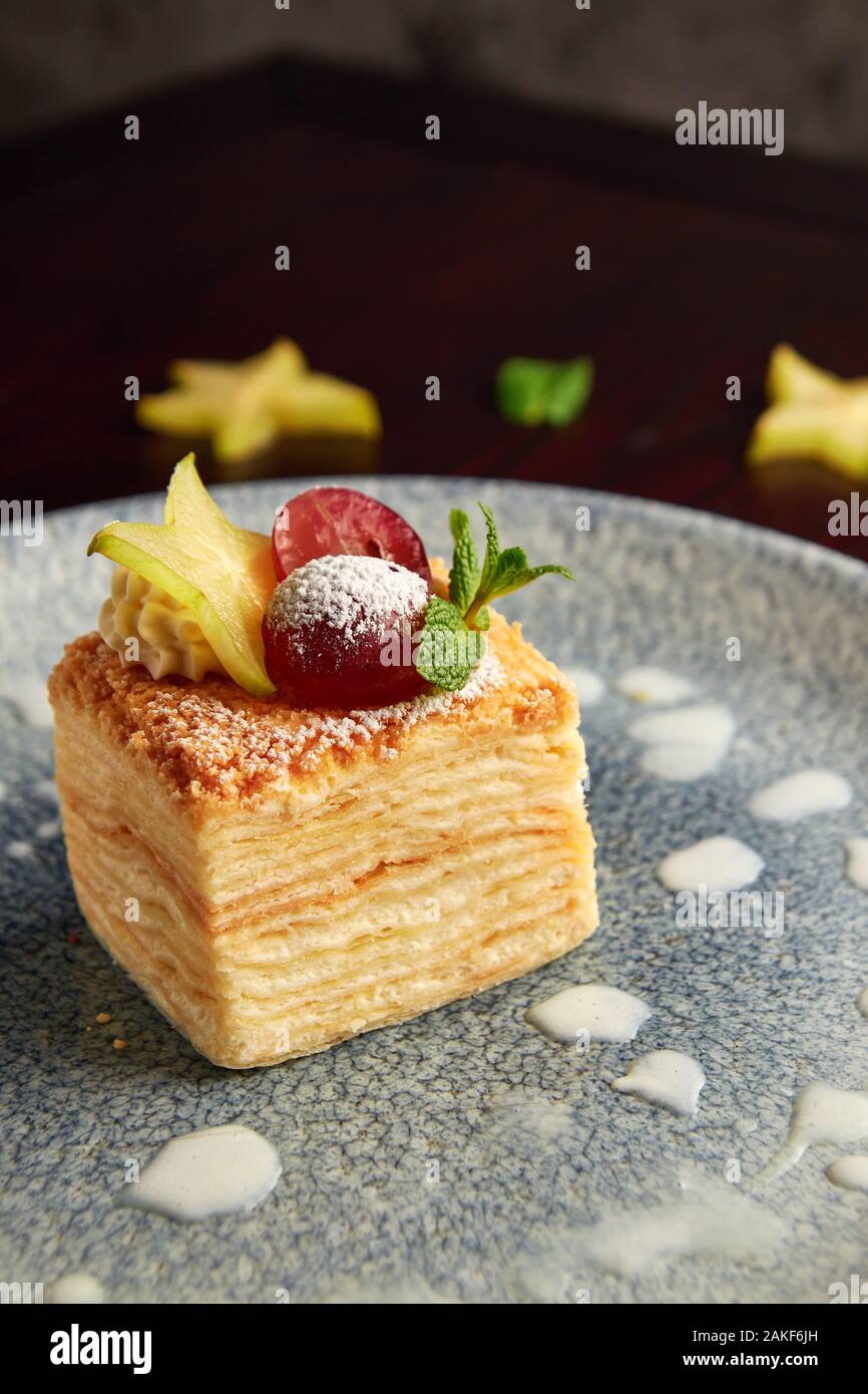 Napoleon Russe Gateau Decore Avec Du Raisin Frais Cannon Et Menthe Sur Fond De Bois Vue De Dessus Avec Place Pour Le Texte Photo Stock Alamy