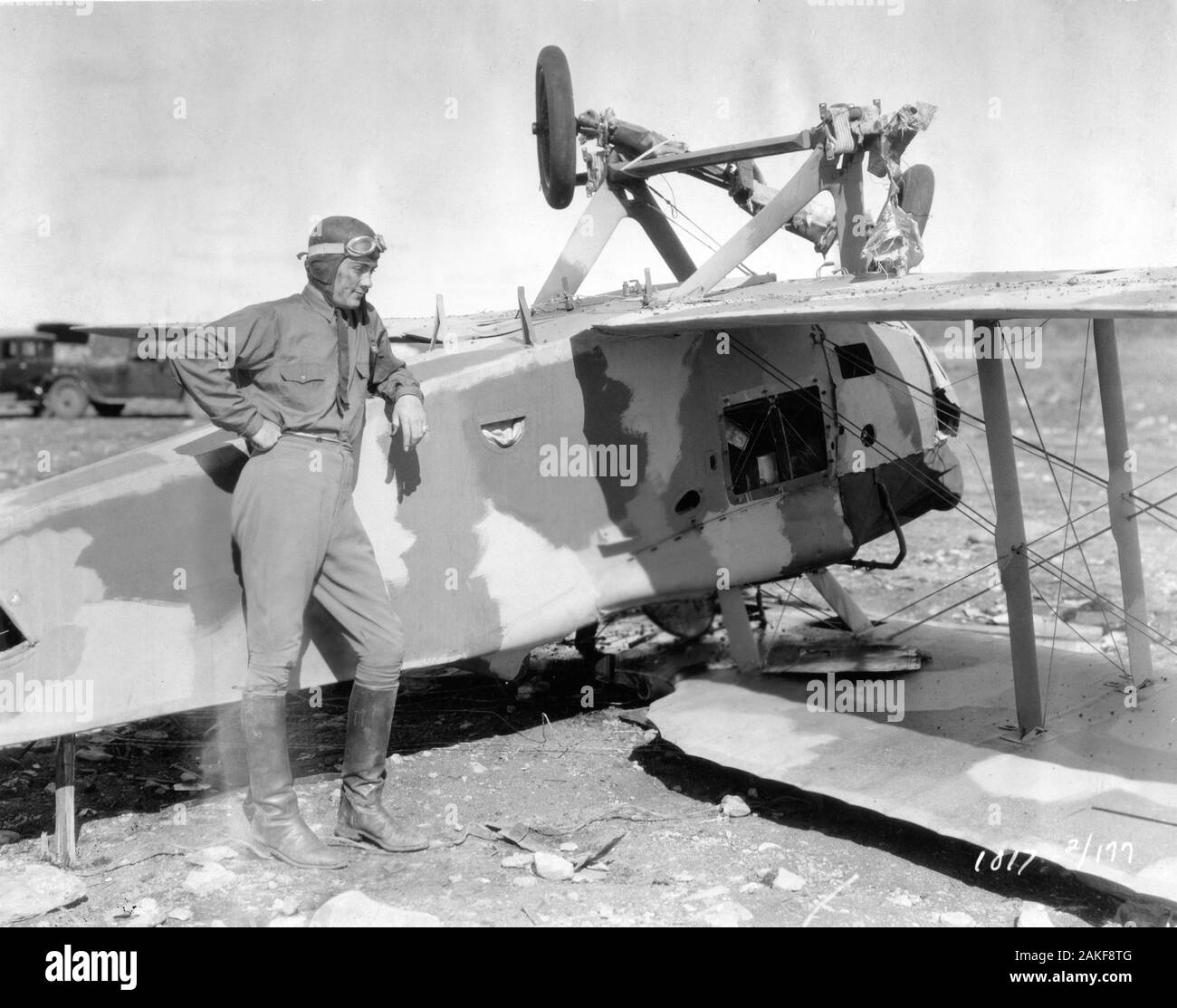 CHARLES '' '' Buddy Rogers le set location franchise à San Antonio (Texas) pose par biplan s'est écrasé pendant le tournage d'Ailes 1927 réalisateur WILLIAM A. WELLMAN story John Monk Saunders producteur Lucien Hubbard Film muet avec musique et effets sonores extrêmement célèbre Lasky Corporation / Paramount Pictures Banque D'Images