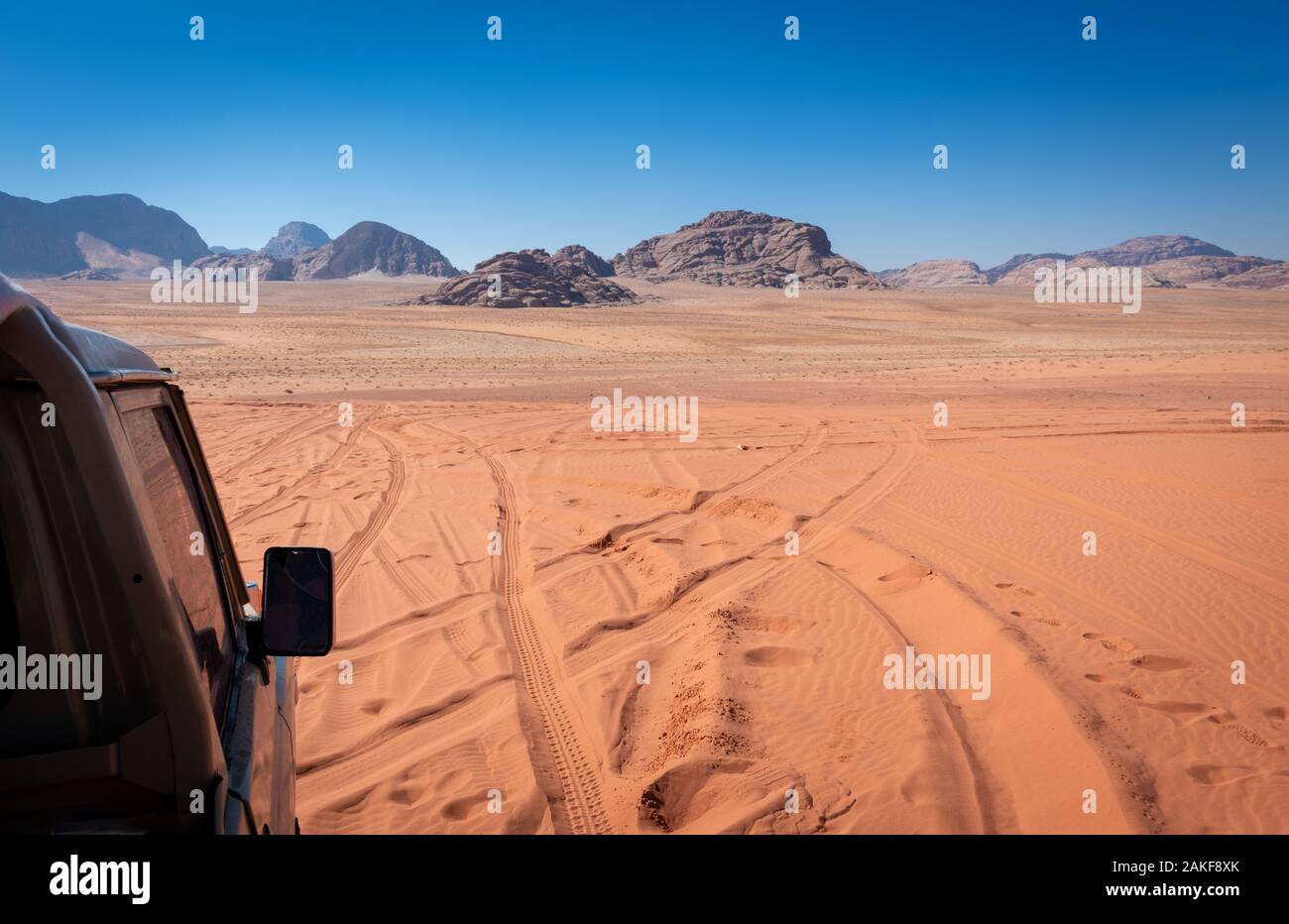 Véhicule tout terrain dans le désert de Wadi Rum, Jordanie Banque D'Images