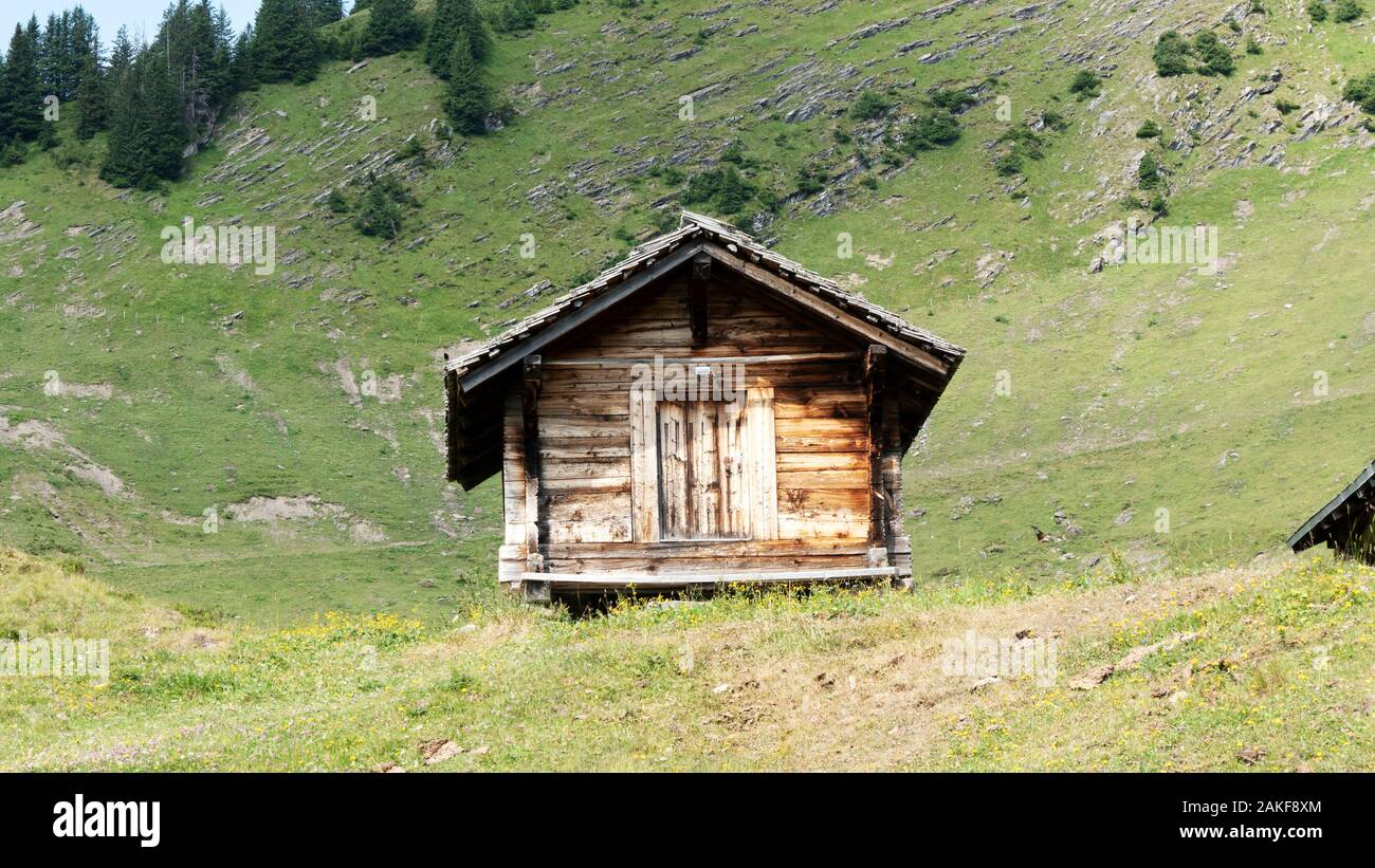Cabane en bois sur une pente dans les Alpes suisses Banque D'Images