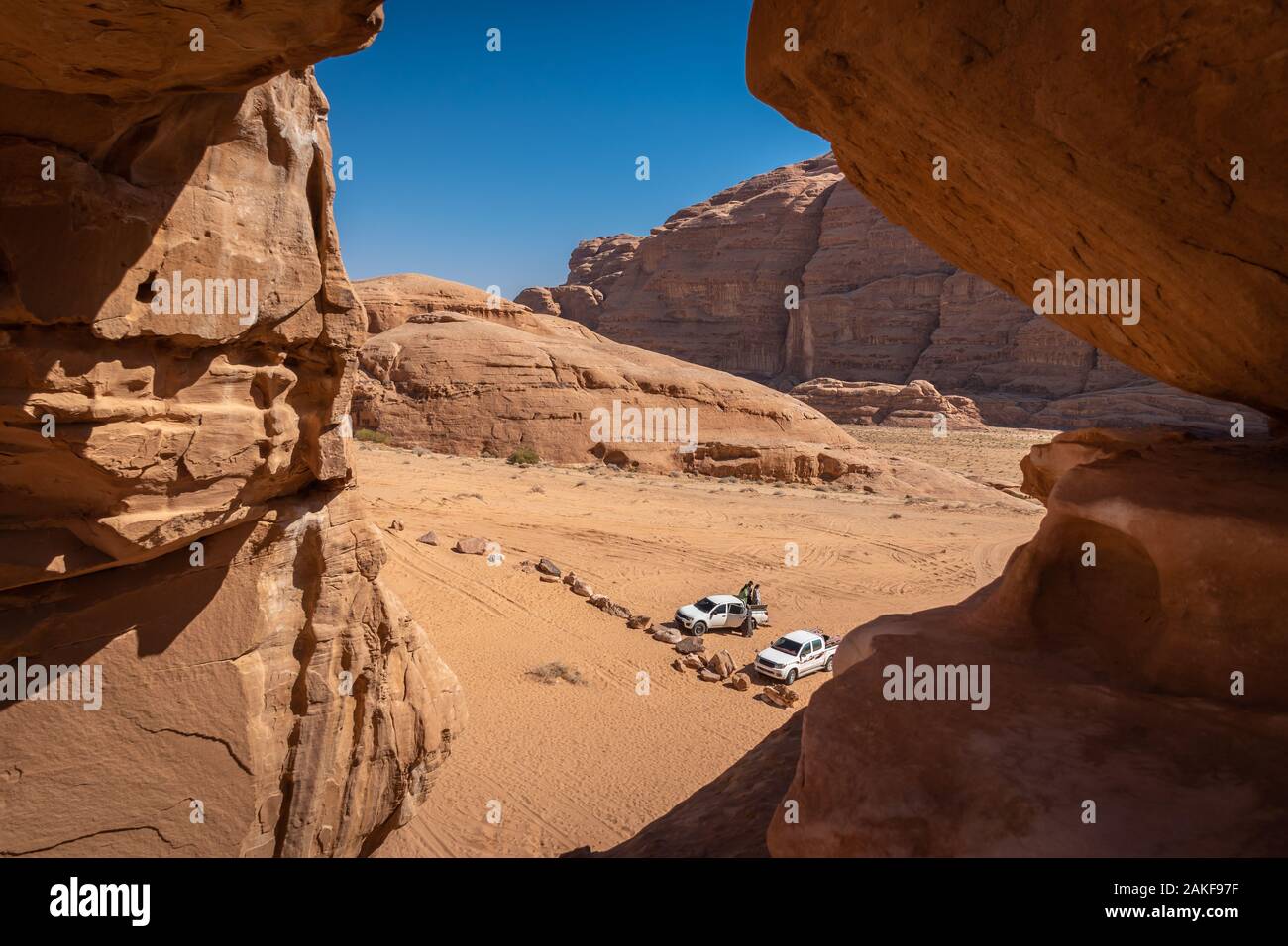 Véhicule tout terrain dans le désert de Wadi Rum, Jordanie Banque D'Images