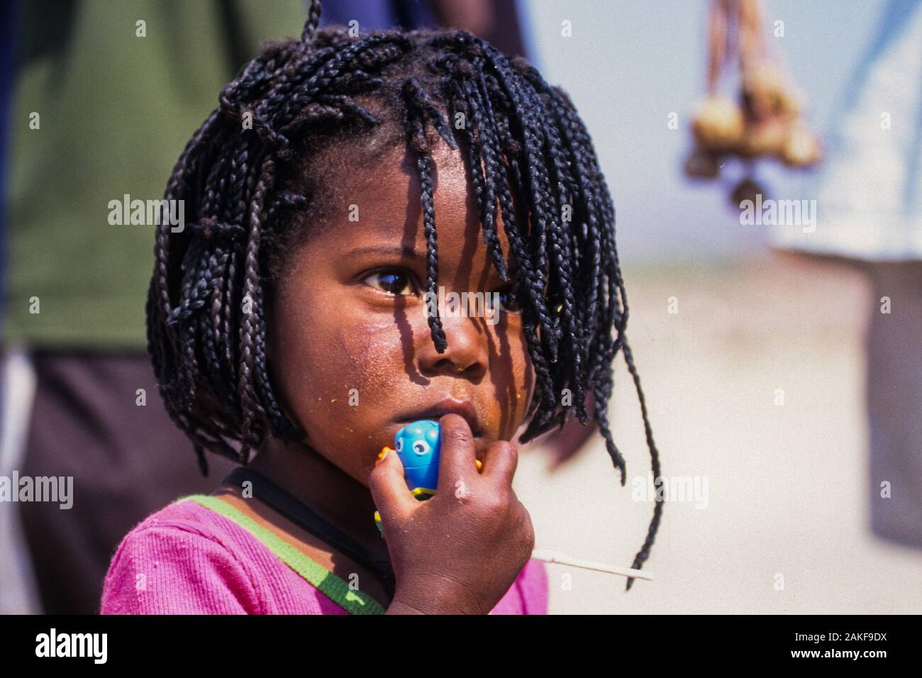 Femme Himba enfant dans un village Himba, Kaokoveld, Namibie, Afrique du Sud Banque D'Images