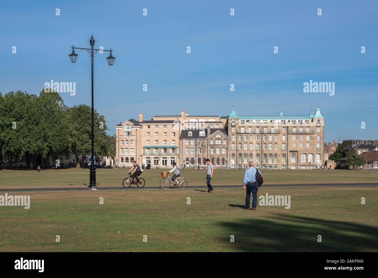 Parker's Piece, vue de l'Œuvre de Parker, un grand espace vert dans le centre de Cambridge avec l'University Arms Hotel visible dans la distance, UK Banque D'Images