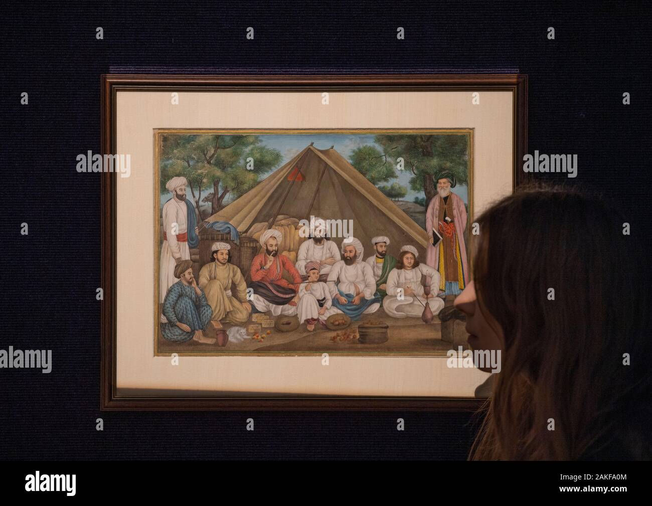 Bonhams, Londres, Royaume-Uni. 9e janvier 2020. En bonne compagnie : une exposition de la collection privée de peintures indiennes sous l'influence de l'Raj, organisé en collaboration avec les Arts de l'Hindostan. Au xviiie et xixe siècles, les artistes indiens ont été fréquemment employé par la British East India Company pour l'enregistrement des sites pittoresques, monuments, des dieux et des festivals, des métiers et des professions, indien image, le Zenana et le Nautchkhana et les ménages de la British Sahibs. De droit : un groupe de 10 marchands de Kaboul et de l'Iran, attribué à l'artiste maître Fraser Ghulam Ali Khan, vers 182 Banque D'Images
